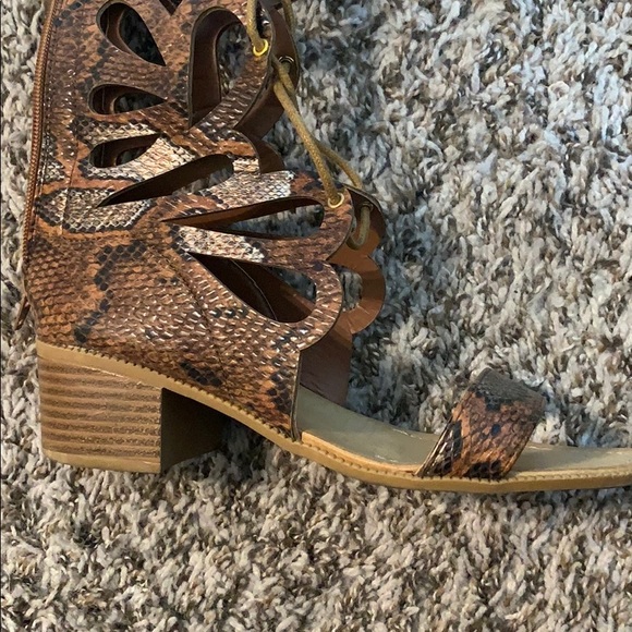 Lace up knee high gladiator sandals - Picture 2 of 2